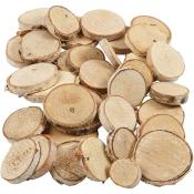 Holzscheiben in verschiedenen Größen. Natürliche Oberfläche, unregelmäßige Kanten.