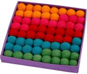 Bunte Filzkugeln in einer quadratischen Box. Farben: Orange, Pink, Rot, Blau, Grün.