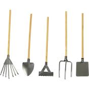Fünf Gartenwerkzeuge mit langen Holzgriffen. Enthält eine Harke, eine Schaufel, einen Rechen, eine Grabegabel und eine kleine Schaufel. Metallische Spitzen, einfache Designs.