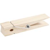 Holzwäscheklammer mit Metallfeder. Schlichtes Design, helles Holz.
