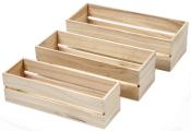 Drei rechteckige Holzkisten in verschiedenen Größen. Die Kisten sind unbemalt und haben eine natürliche Holzoberfläche.