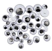 Eine Sammlung von Plastikaugen in verschiedenen Größen. Die Augen haben schwarze Pupillen und sind transparent.