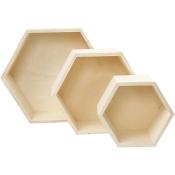 Drei hexagonale Holzboxen in unterschiedlichen Größen. Naturholzfarbe, ohne Verzierung.