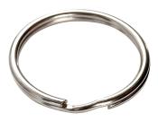 Metallischer Schlüsselring, offen und rund. Glänzende Oberfläche, einfaches Design.