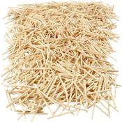 Eine große Menge an Holzstäbchen, gleichmäßig verteilt. Sie sind dünn und hellbraun.