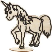 Holzfigur eines Einhorns. Steht auf einer runden Basis. Einhorn hat eine geschwungene Mähne und einen langen Horn.