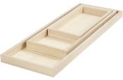 Holztablett mit drei unterschiedlich großen Fächern. Natürliche Holzfarbe, schlichtes Design.