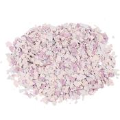 Haufen von kleinen, unregelmäßigen, farbigen Scherben in Rosa und Weiß. Die Stücke sind dünn und variieren in der Form.