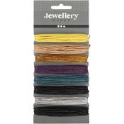 Bastelschnüre in verschiedenen Farben auf einer Karte. Enthält Gelb, Gold, Lila, Blau, Schwarz und Silber.