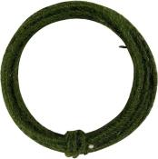 Grüner, runder Haargummi aus geflochtenem Material. Einfaches Design ohne Verzierungen.