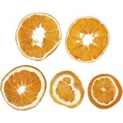 Getrocknete Orangenscheiben in verschiedenen Größen. Die Scheiben sind orange und haben eine trockene, feste Textur.