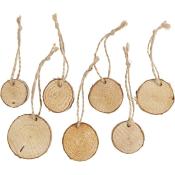 Sechs runde Holzscheiben mit natürlicher Maserung. Jede Scheibe hat eine Schnur zum Aufhängen. Unterschiedliche Größen.