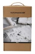 Papiermach-Kit in einem braunen Karton. Auf der Vorderseite sind Papiere und Lavendelblüten abgebildet.