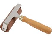 Ein Farbroller mit einem braunen Gummibereich und einem Holzgriff. Der Roller hat eine metallische Halterung.