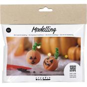 Bastelset zum Modellieren von kleinen Kürbissen. Enthält zwei Kürbisse mit Gesicht und grünem Stängel.