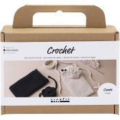 Kreativset zum Häkeln. Enthält zwei Taschen: eine schwarze und eine beige mit einer Blume. Verpackt in einem braunen Karton mit Tragegriff.