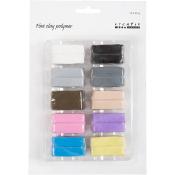 Set mit zehn kleinen Stücken Polymer-Ton in verschiedenen Farben. Die Farben umfassen Weiß, Grau, Schwarz, Braun, Pink, Blau und Gelb.