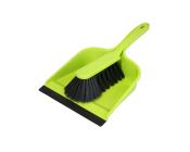 Grüne Kehrschaufel mit schwarzem Besen. Einfaches Design für das Aufkehren von Schmutz.