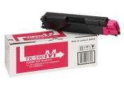 Toner-Kit in Magenta. Verpackung zeigt den Namen TK-590M. Geeignet für bestimmte Druckermodelle. Toner ist in schwarzer Hülle mit pinkem Ende.