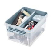 Transparente Aufbewahrungsbox mit grauem Deckel. Enthält verschiedene Werkzeuge und Zubehör.