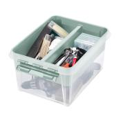Durchsichtige Aufbewahrungsbox mit grünem Deckel. Enthält verschiedene Werkzeuge und Zubehör.