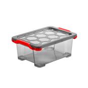 Transparente Aufbewahrungsbox mit grauem Deckel und roten Griffen. Rechteckige Form, geeignet für verschiedene Gegenstände.
