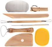 Set von Werkzeugen für die Modellierung. Enthält Holz- und Metallwerkzeuge sowie einen Schwamm.