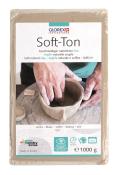 Verpackung mit Soft-Ton, natürlicher, geschmeidiger Ton. Abgebildete Hände formen eine Schale aus Ton. Verpackung zeigt mehrsprachige Beschreibung und Gewicht von 1000 g.