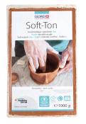 Verpackung mit Soft-Ton, natürlicher Ton in terracotta. Abgebildete Hände formen einen Topf. Mehrsprachige Beschreibung auf der Vorderseite.