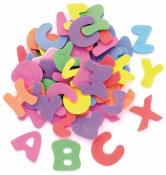 Bunte Schaumstoffbuchstaben in verschiedenen Farben. Buchstaben liegen verstreut auf einer Fläche.