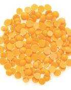 Eine Ansammlung von kleinen, runden, orangefarbenen Plättchen. Sie sind gleichmäßig und flach.