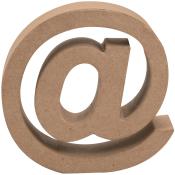 Dreidimensionale, braune @-Symbol aus Pappe. Einfaches, minimalistisches Design. Keine weiteren Verzierungen.