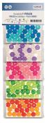 Packung mit Kunststoffperlen in verschiedenen Farben. Sechs Reihen, jede mit runden, durchsichtigen Perlen. Farben: Blau, Lila, Rosa, Grün, Orange.