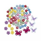 Bunte Holzperlen in verschiedenen Farben und Formen. Dazu flache Blumen- und Schmetterlingsfiguren.