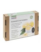 DIY-Kit für Naturkosmetik. Verpackung in braunem Karton. Enthält Informationen zur Herstellung einer Handcreme mit Orangenöl. Vegan, mehrsprachig beschriftet.