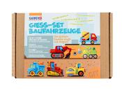 Kartonverpackung für ein Gießset mit Baufahrzeugen. Bunte Illustrationen von verschiedenen Baustellenfahrzeugen.
