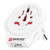 Weißer Reiseadapter mit mehreren Steckdosen. USB-Anschluss für das Laden von Geräten.