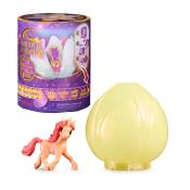 Gelbes Ei mit glitzernder Oberfläche. Eine kleine rosa Einhornfigur steht daneben.