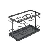 schwarzer Metallregal mit zwei Ebenen. Oben Halterungen für Flaschen, unten Ablagefläche. Modernes, minimalistisches Design.