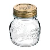 Glasgefäß mit rundem Körper und goldenem Schraubdeckel. Klare Sicht auf den Inhalt. Dekorative Prägung auf der Oberfläche.