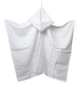 Weißes Handtuch mit Kapuze. Hat zwei Taschen und eine einfache Form.