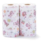 Zwei Rollen Küchenpapier mit bunten, kindlichen Motiven. Darauf sind Einhörner, Regenbögen und Blumen abgebildet.