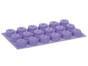 lila Silikonform für Mini-Gugelhupfs. 15 Vertiefungen in verschiedenen Designs. Flexibel und leicht zu reinigen.