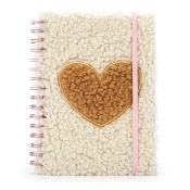 Notizbuch mit einer flauschigen, cremefarbenen Oberfläche. Ein braunes Herz ist auf der Vorderseite angebracht.