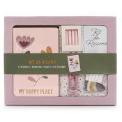 Stickset mit einem Notizbuch, einer Schere, fünf Nadeln und bunten Fäden. Verpackt in einer dekorativen Box.