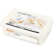 weiße Seifenbasis in einem transparenten Behälter. 1 kg, mit Shea-Butter. Verpackung zeigt Seifenstücke und Zutaten.