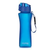 Blaue Wasserflasche mit einem schmalen Körper. Der Deckel hat einen Klappverschluss und eine Schlaufe zum Tragen.