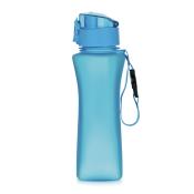 Blaue Wasserflasche aus Kunststoff mit einem Deckel. Sie hat eine schlanke Form und einen Tragegriff.