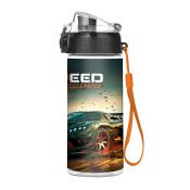 Wasserflasche mit einem Design eines sportlichen Autos. Aufdruck 'SPEED ACCELERATION'. Klarsichtkörper mit schwarzem Deckel und orangefarbenem Trageband.