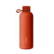 rote Wasserflasche mit schmalem Körper und runder Kappe. Der Schriftzug verde ist sichtbar.